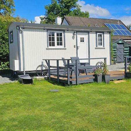 Small Cozy Shepherd Hut 20 By 7 Feet With Boxed In High Double Bed Balmacara Exterior photo