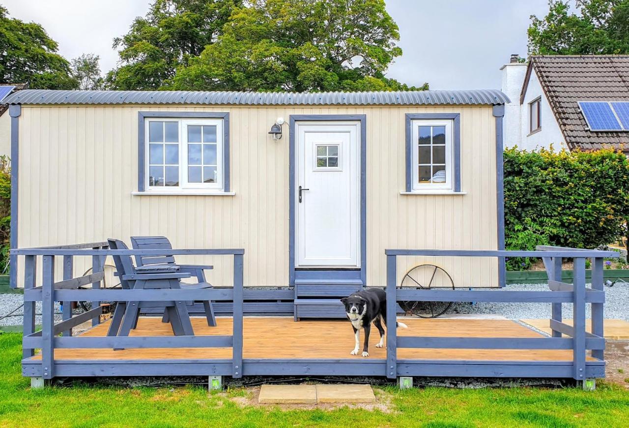 Small Cozy Shepherd Hut 20 By 7 Feet With Boxed In High Double Bed Balmacara Exterior photo