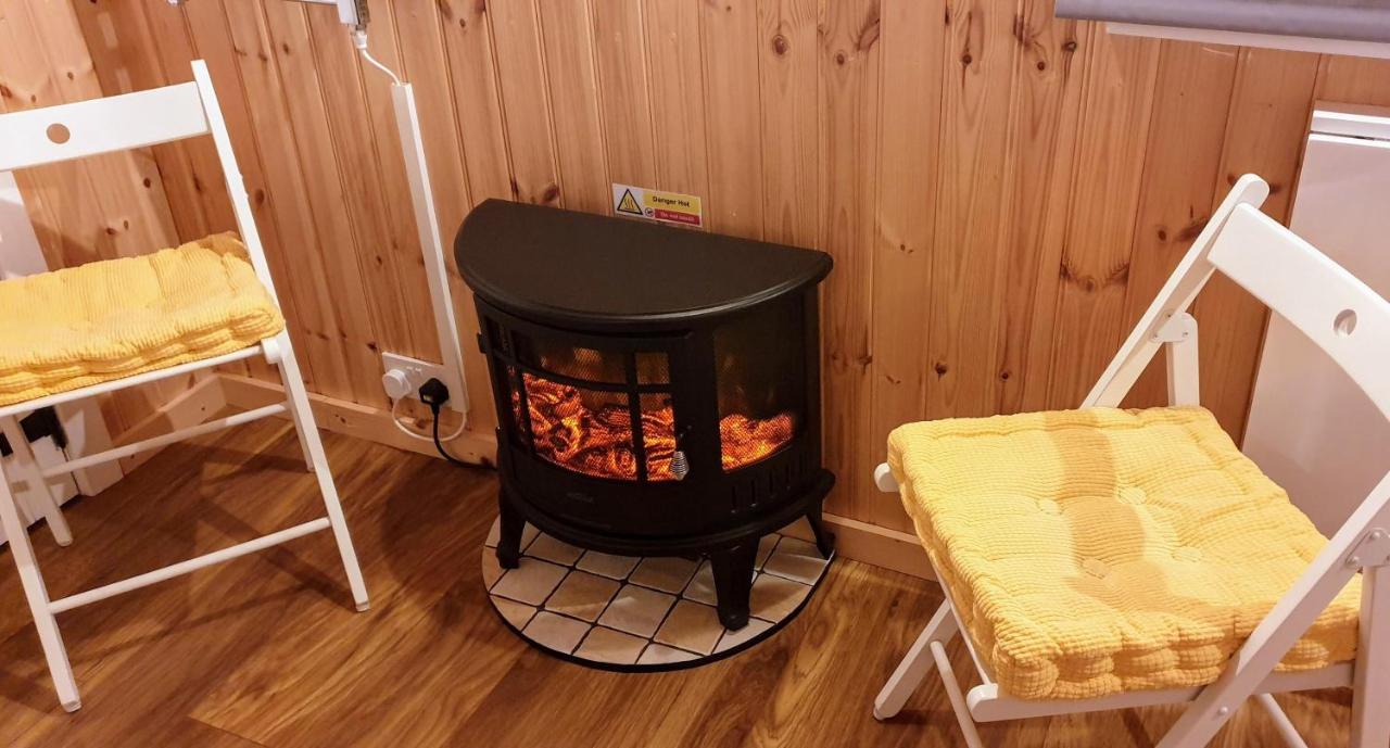 Small Cozy Shepherd Hut 20 By 7 Feet With Boxed In High Double Bed Balmacara Exterior photo