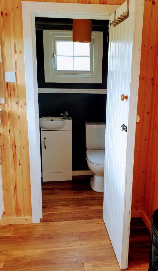 Small Cozy Shepherd Hut 20 By 7 Feet With Boxed In High Double Bed Balmacara Exterior photo