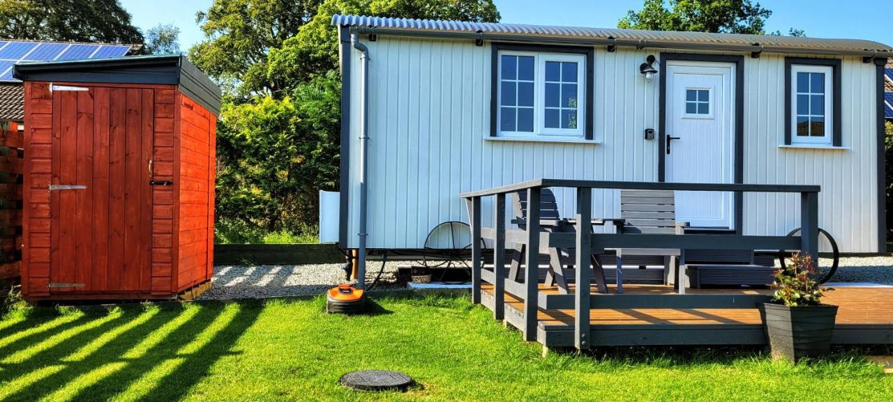 Small Cozy Shepherd Hut 20 By 7 Feet With Boxed In High Double Bed Balmacara Exterior photo