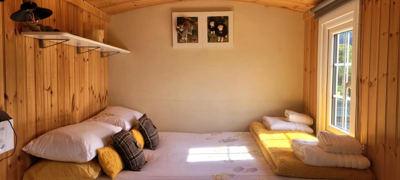 Small Cozy Shepherd Hut 20 By 7 Feet With Boxed In High Double Bed Balmacara Exterior photo