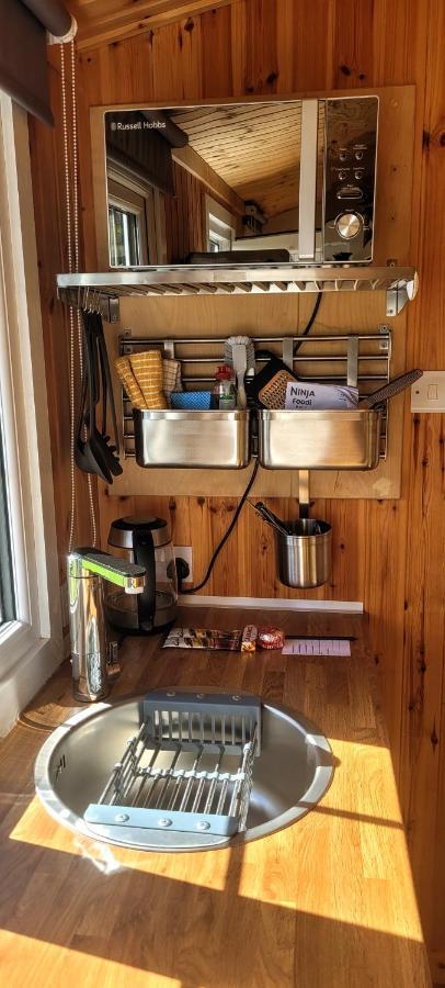 Small Cozy Shepherd Hut 20 By 7 Feet With Boxed In High Double Bed Balmacara Exterior photo