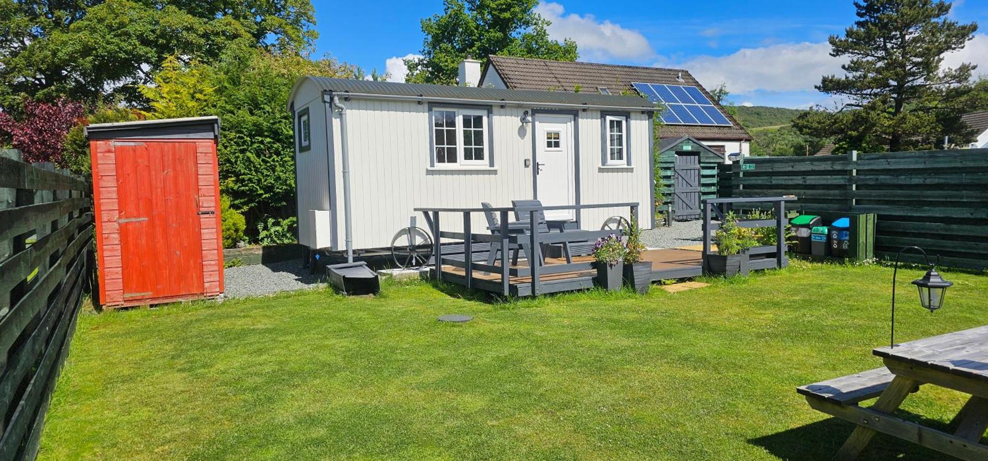 Small Cozy Shepherd Hut 20 By 7 Feet With Boxed In High Double Bed Balmacara Exterior photo